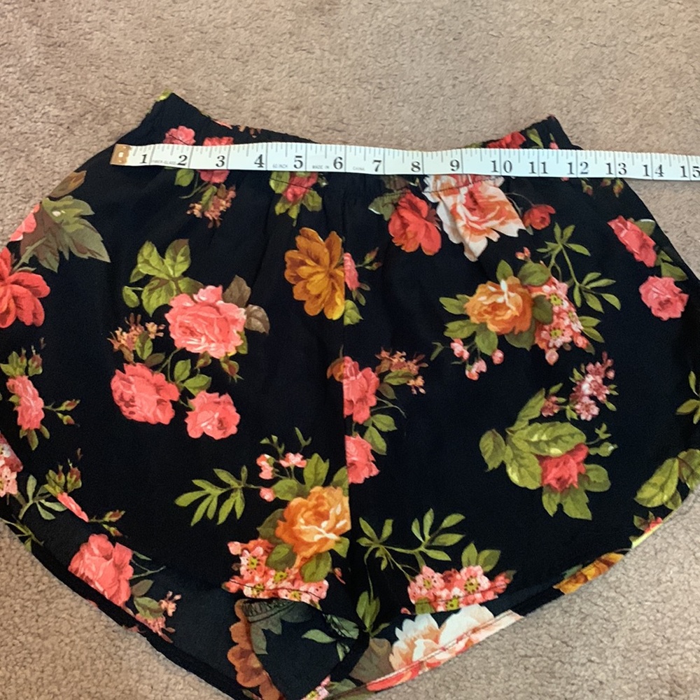 EUC Ambiance Apparel Floral Flowy Shorts - Picture 4 of 10